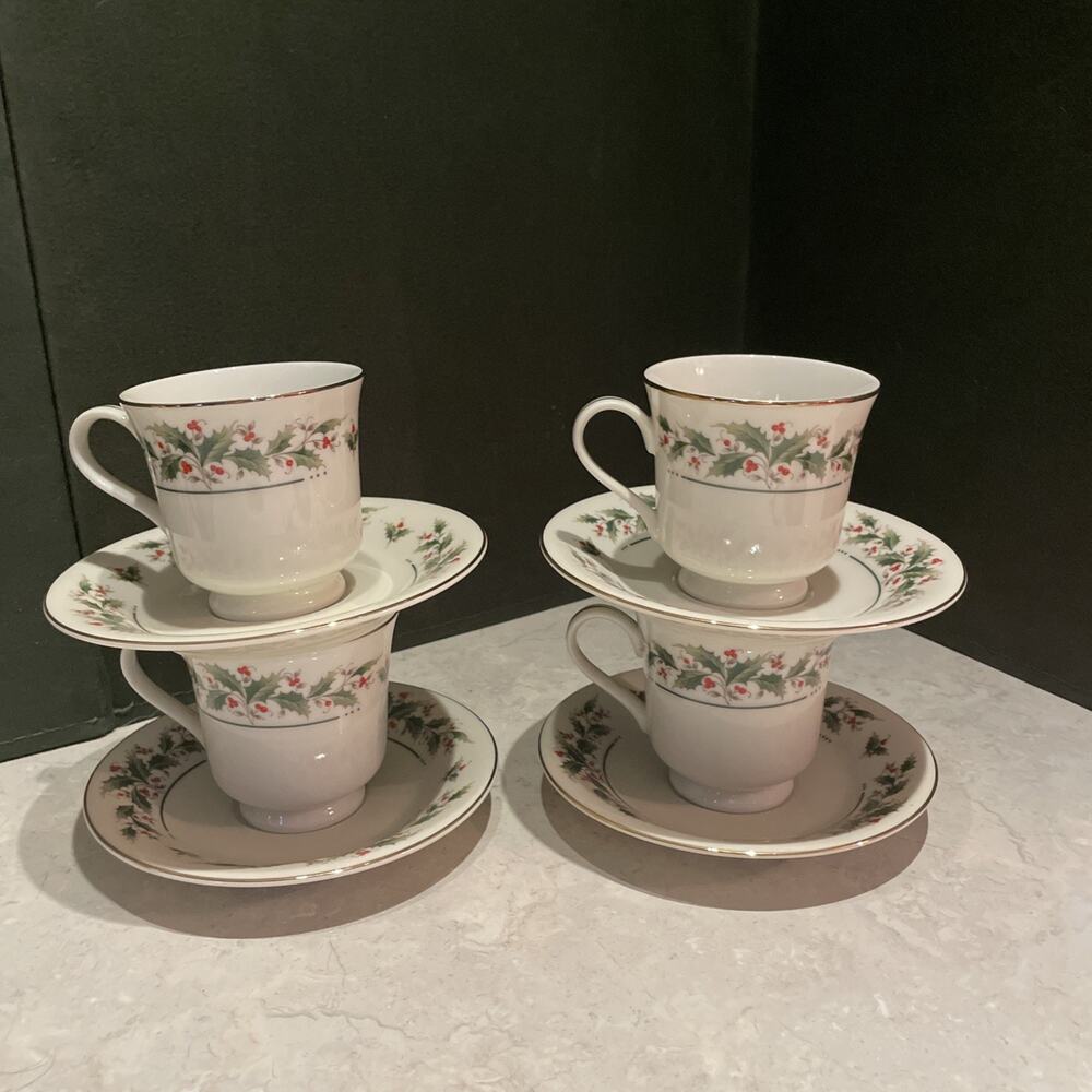 Estate Find! Holly Yuletide Fine China Holly Berries & Ivy Pattern 4 Cups Saucer